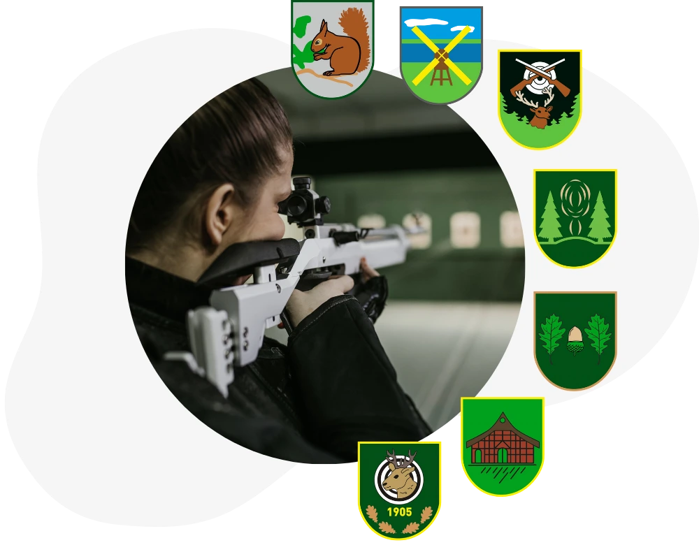 Frau zielt mit einem modernen Luftgewehr auf eine Schießscheibe in einer Schießhalle. Im Vordergrund ist ein stilisiertes Fadenkreuz-Logo zu sehen.